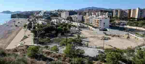 El Ayuntamiento de la Vila firma la venta de la parcela destinada a uso turístico-hotelero de la partida Paradís a Hotel Sol y Sombra SL