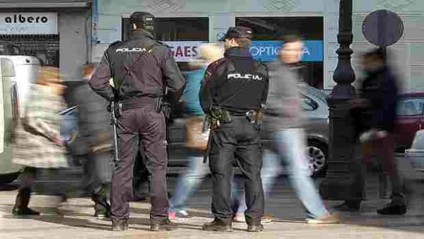 Absuelven a dos polic&iacute;as nacionales acusados de lesionar a un inmigrante detenido