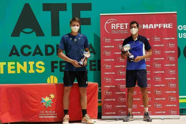 Guillermo Garc&iacute;a L&oacute;pez, campe&oacute;n del Torneo de la  &ldquo;Liga Mapfre Valor de Tenis&rdquo; en La Nuc&iacute;a. 