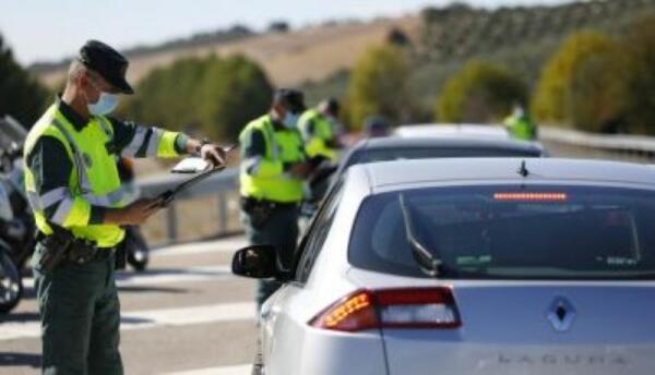 Las nuevas multas que te pueden poner esta Semana Santa: móvil, velocidad, cinturón…