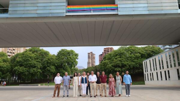 Benidorm despliega la bandera del arcoíris en apoyo al colectivo LGTBIQ+ por el Día del Orgullo 