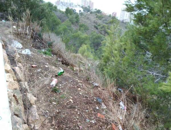 Benidorm limpia y desbroza cerca de 12.000 metros cuadrados en Serra Gelada