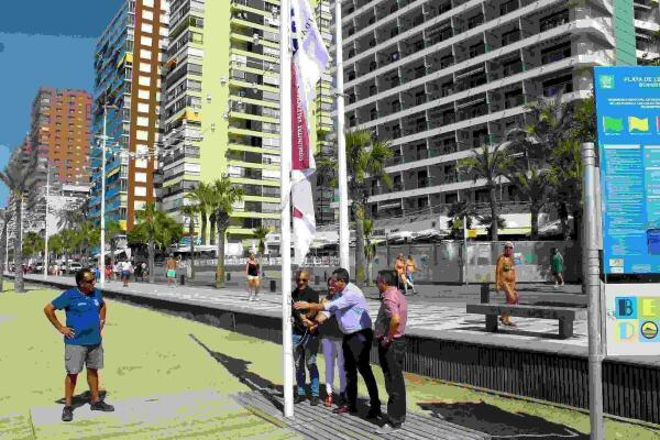 Benidorm exhibe las banderas Q de Calidad Tur&iacute;stica y Qualitur que certifican la excelencia de sus playas 