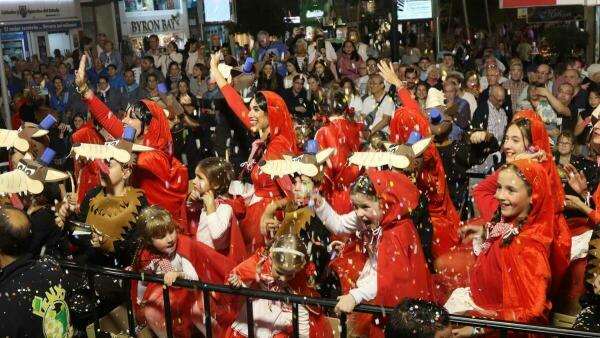 Las carrozas y un magnífico castillo de fuegos artificiales ponen el broche final a unas brillantes Festes Majors Patronals 2023