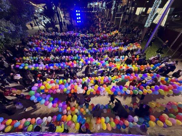 Una &ldquo;globot&agrave;&rdquo; con m&aacute;s de 3.000 globos da la bienvenida a La Nadala en Villajoyosa 