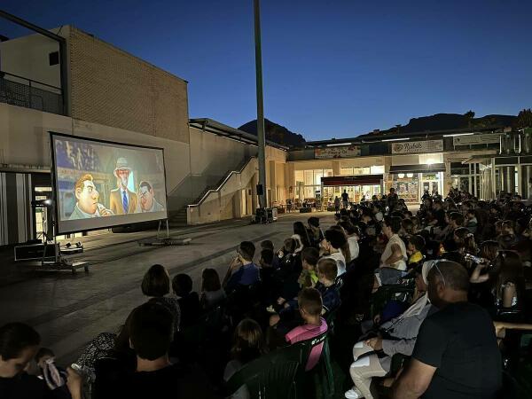 El público infantil disfrutó de la película “Momias” en la plaza del Sol