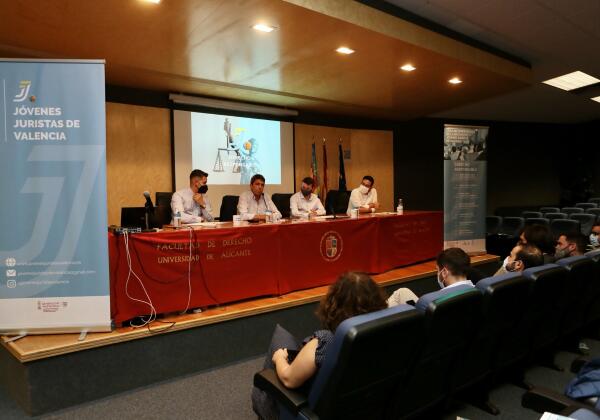 El presidente Carlos Mazón participa en la jornada sobre gestión pública responsable organizada por la Asociación de Jóvenes Juristas de Valencia 