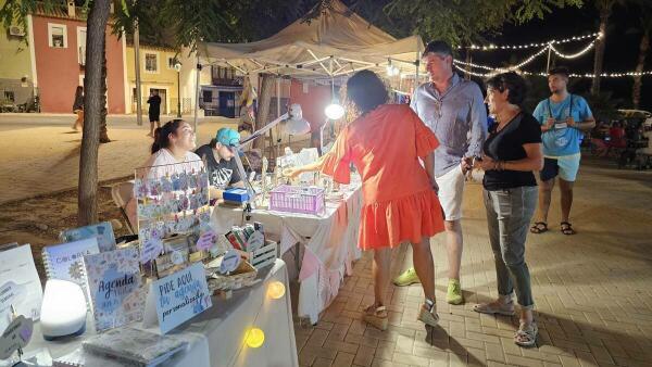 Más de 20.000 personas han visitado el mercado de artesanía “Estiu al riu” instalado en la desembocadura del río Amadorio este verano