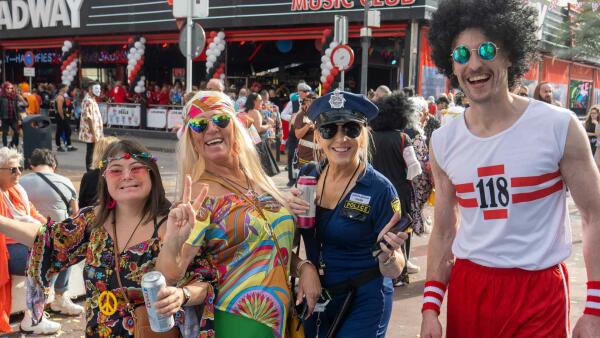 Miles de británicos y españoles celebran en Benidorm la Fancy Dress Party 