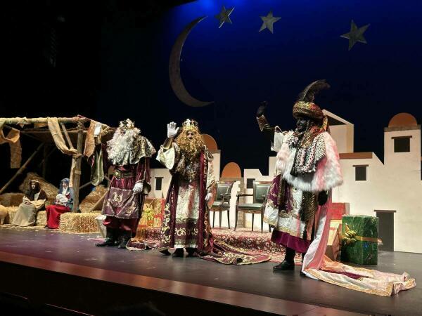 La cabalgata de los Reyes Magos llena de ilusión las calles de La Nucía 