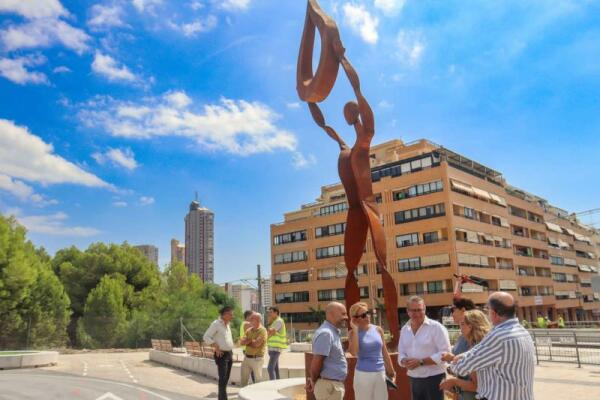 Comienza el montaje de las esculturas monumentales que completan la reurbanización de la parte alta de la avenida de Beniardá