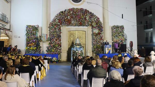 Benidorm vuelve a mostrar su devoción por la Mare de Déu con una multitudinaria ofrenda en el 285 aniversario del Hallazgo 