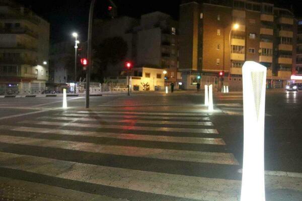 Benidorm // Movilidad refuerza la seguridad vial y peatonal de El Cruce con nuevos bolardos luminosos 