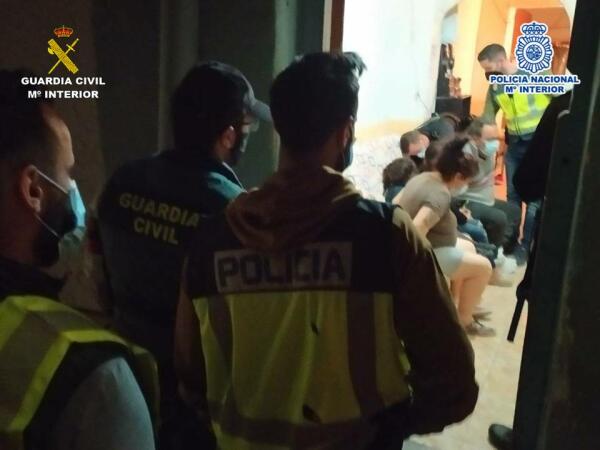 La Guardia Civil y la Policía Nacional han desarticulado un grupo criminal que asaltaba domicilios armados con pistolas y utilizaba violencia extrema contra sus moradores