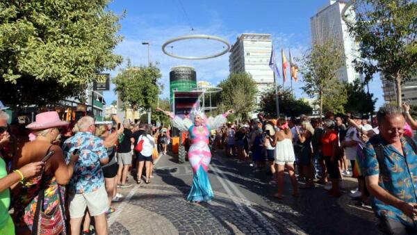 Cientos de personas festejan el Benidorm Pride con un multitudinario desfile  