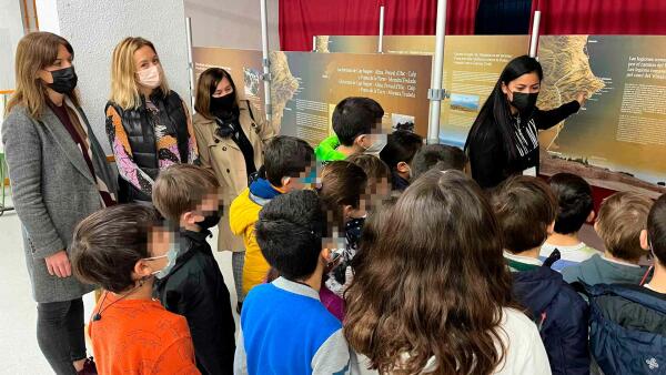 Participantes del programa ‘T’Avalem’ dinamizan la exposición ‘Romanos contra romanos’ en los colegios de Benidorm