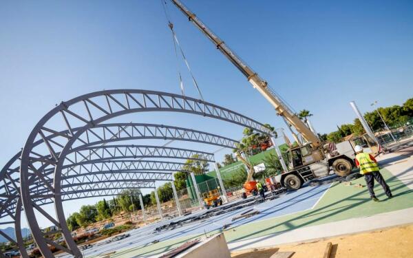 Montada la &uacute;ltima cercha de la cubierta de la pista multideporte de l&rsquo;Alf&agrave;s.