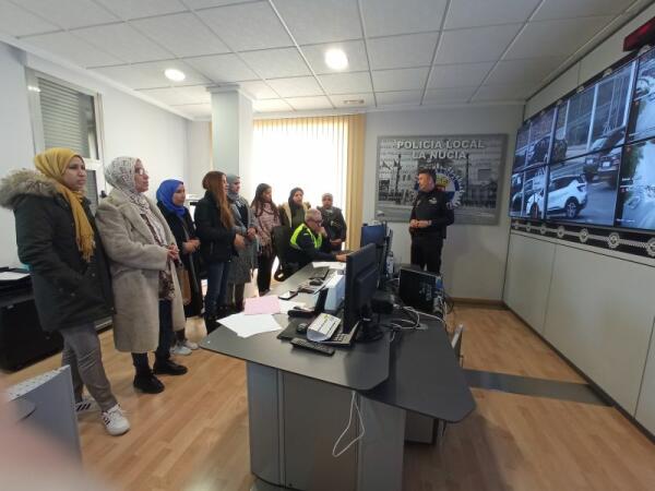 Visita de mujeres migrantes a la Central de la Policía