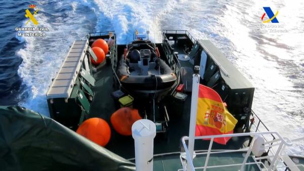 La Guardia Civil y Vigilancia Aduanera realizan un simulacro conjunto frente a la playa del Arenal de Jávea  