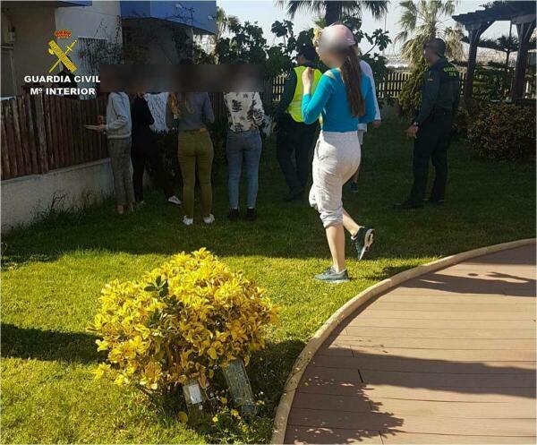 Denunciados siete jóvenes que fueron sorprendidos por la Guardia Civil haciendo una barbacoa en Alicante.