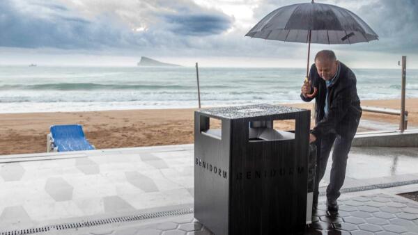 Benidorm renueva las papeleras del Paseo de Levante con un modelo que multiplica la capacidad hasta los 250 litros