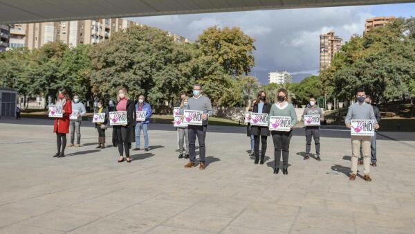 Benidorm condena el último caso de violencia machista, el asesinato de una menor en Totana 