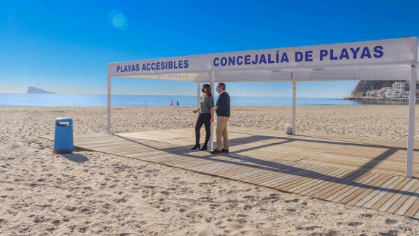 Benidorm mejora el punto de playas accesibles de La Cala dentro de las actuaciones de puesta a punto de los arenales 