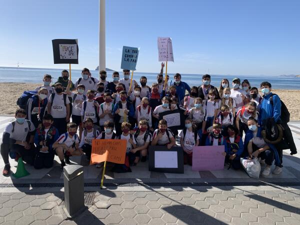 Los alumnos del Lope de Vega International School marchan por la Paz en solidaridad con los escolares de Uganda