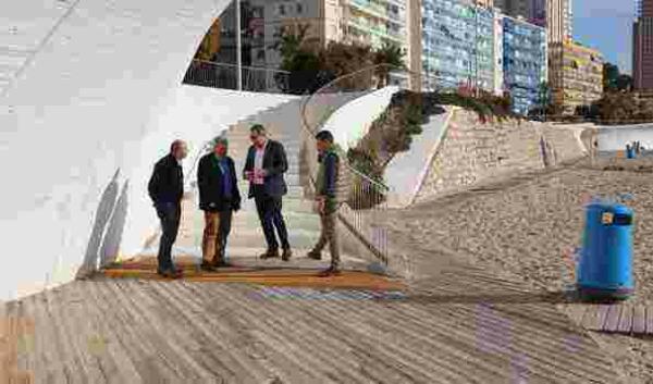 Benidorm · El gobierno local plantea un proyecto para sustituir la pasarela peatonal del Paseo de Poniente por otra más duradera y accesible 