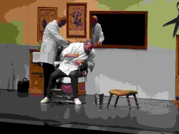 La Nuc&iacute;a &middot; Els Majorals de 2018 arrasan con el  Teatre &ldquo;Al Sant Per la peana&rdquo;