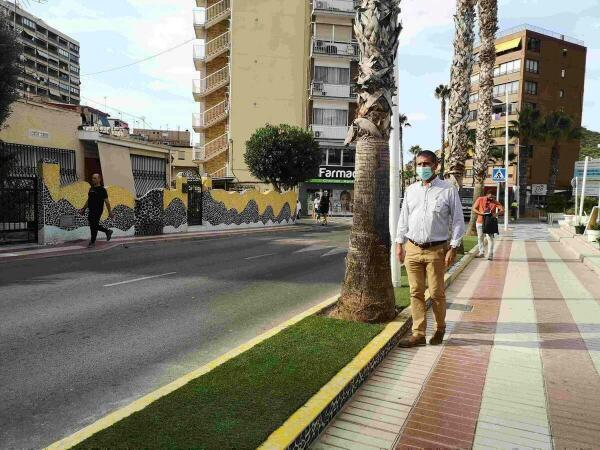 LOS SERVICIOS T&Eacute;CNICOS MUNICIPALES REHABILITAN LOS PARTERRES DE LA AVENIDA MARINA BAIXA CON C&Eacute;SPED ARTIFICIAL  