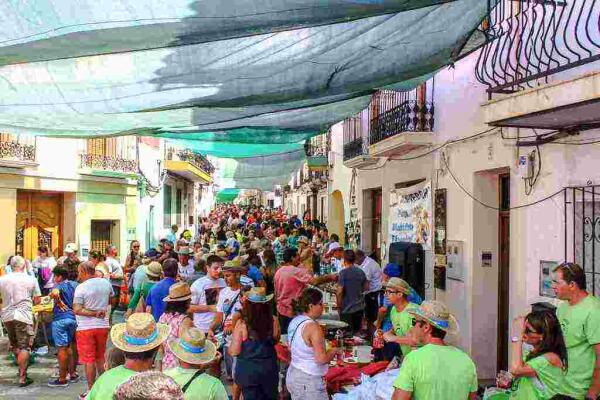 Finestrat vivi&oacute; ayer el multitudinario concurso de paellas y la fiesta de la espuma como antesala de sus fiestas patronales