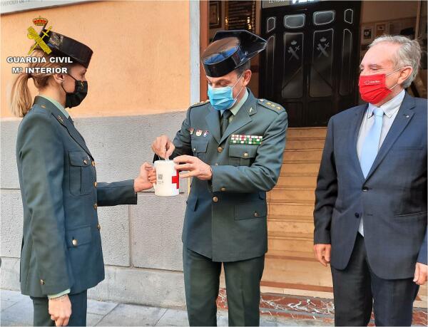 La Guardia Civil de Alicante colabora con la Cruz Roja en el “Día de la Banderita”