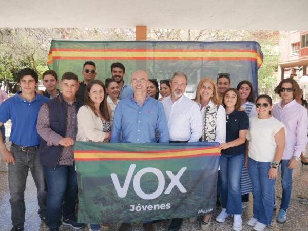 VOX Alicante exhibe fuerza con la presencia de Buxadé: “Nosotros entregamos la vida por cosas importantes como la familia, España y nuestros  barrios”