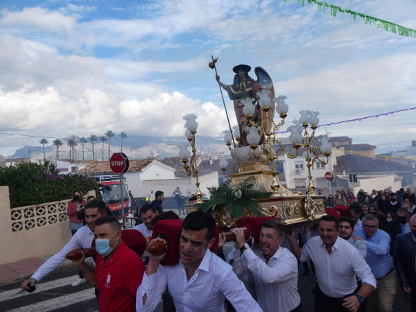 Sant Rafael volvió a “correr” a ritmo de traca hasta su ermita