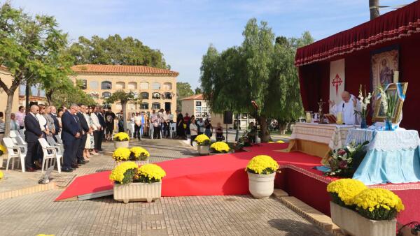 Visitas multitudinarias a los cementerios de Benidorm con motivo de la celebración de Todos los Santos