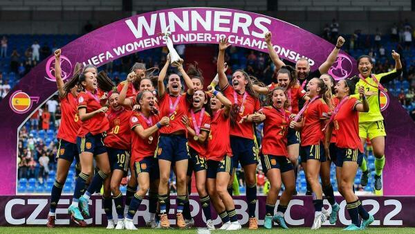 La selección española femenina sub 19 de fútbol prepara en Benidorm el Campeonato de Europa con dos encuentros amistosos