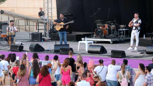 El ritmo flamenco de La Húngara deleita a los asistentes al festival ‘Con mucho arte’    