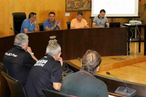 Benidorm se prepara para el Reggaeton Beach Festival de este jueves, con Bad Bunny como cabeza de cartel 