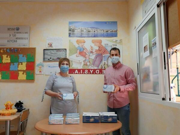 La Marina dona 400 mascarillas a la asociaci&oacute;n AHEDYSIA.