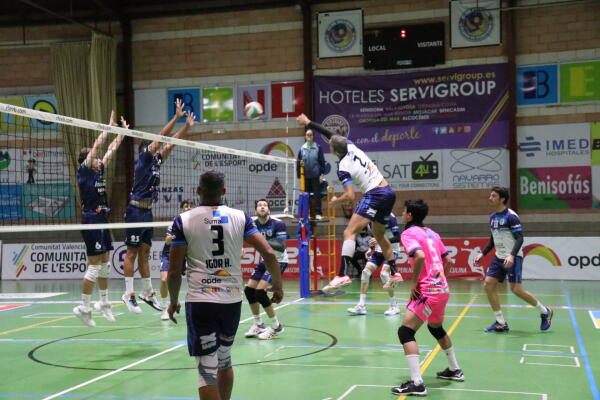 Servigroup Benidorm cae en el derby ante Voleibol Almoradí 