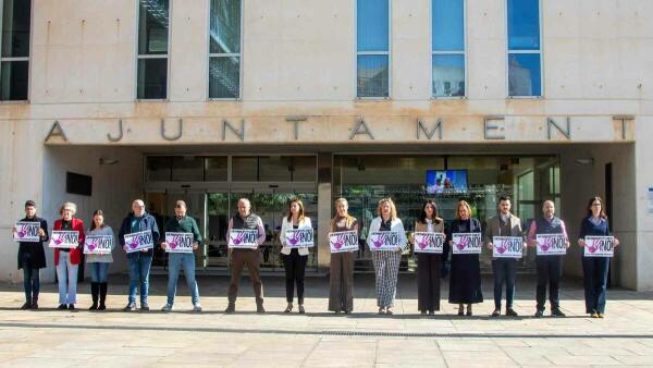 Minuto de silencio en Benidorm para condenar el crimen machista de una mujer en Benic&agrave;ssim