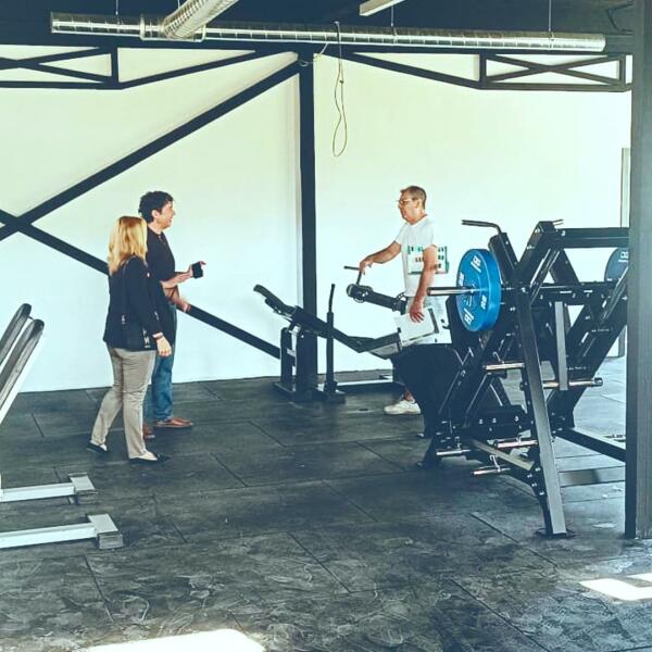 VISITA DE ANGELA FUSTER, CONCEJALA DE DEPORTES, AL ACONDICIONAMIENTO DEL GIMNASIO Y LA PISCINA MUNICIPAL DE POLOP
