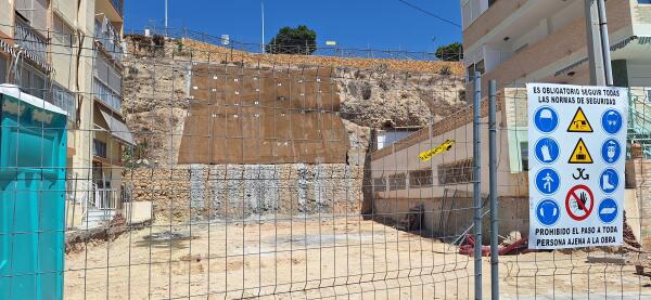 Las obras de instalación del ascensor que conecta la playa Centro con la zona Barberes Sur se paran durante el mes de agosto