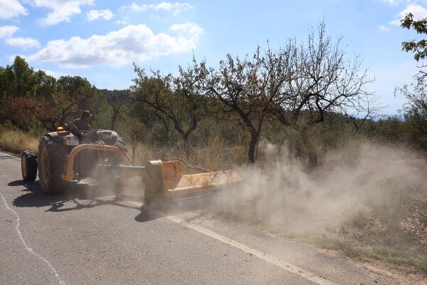 TRABAJOS DE DESBROCE EN CAMINOS RURALES DE FINESTRAT PARA REFORZAR LA PREVENCIÓN DE INCENDIOS Y LA SEGURIDAD EN LA CIRCULACIÓN 