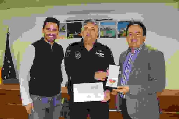 Reconocimiento a los 30 a&ntilde;os de servicio del jefe de la Polic&iacute;a Local de Finestrat con la &ldquo;Cruz Germ&aacute;nica al Buen Servicio&rdquo; 