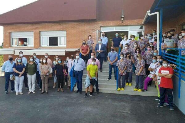 El Alcalde de la Vila muestra a los representantes municipales de la comarca el recién remodelado  CPEE Secanet