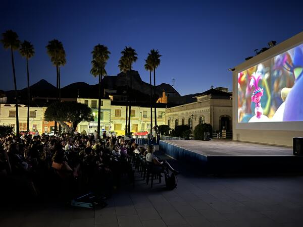 “Trolls 3” llenó la plaça dels Músics en la sesión de Cine Estival Familiar