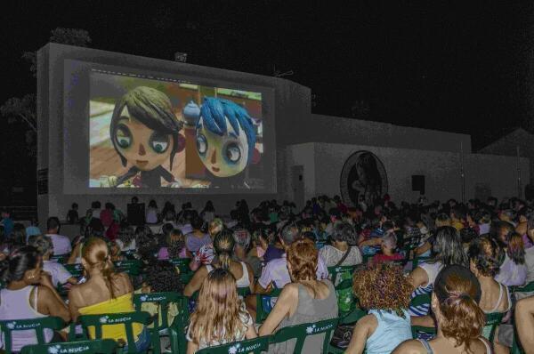 La Nuc&iacute;a &middot; M&aacute;s de 400 personas en la cuarta proyecci&oacute;n del Cine Familiar