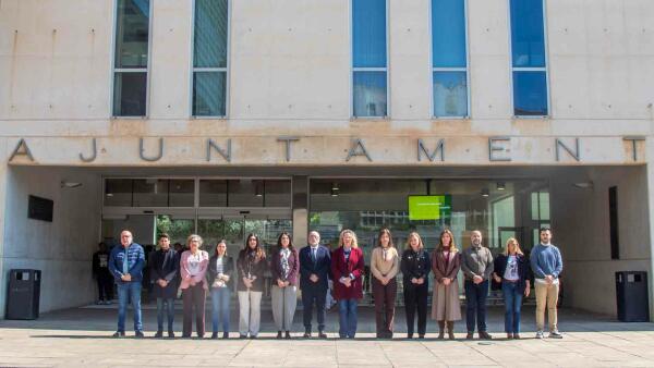 El Ayuntamiento guarda un minuto de silencio para condenar el &uacute;ltimo crimen de violencia vicaria cometido en Torrevieja  